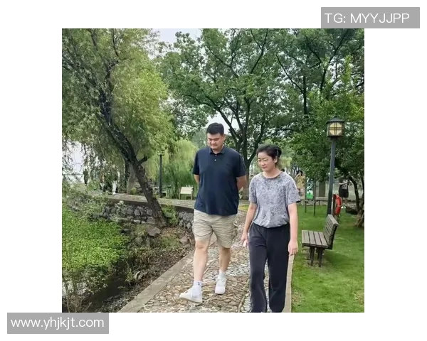 姚明骑机车畅游城市街头展现不一样的运动员风采与生活乐趣 姚明骑机车畅游城市街头展现不一样的运动员风采与生活乐趣